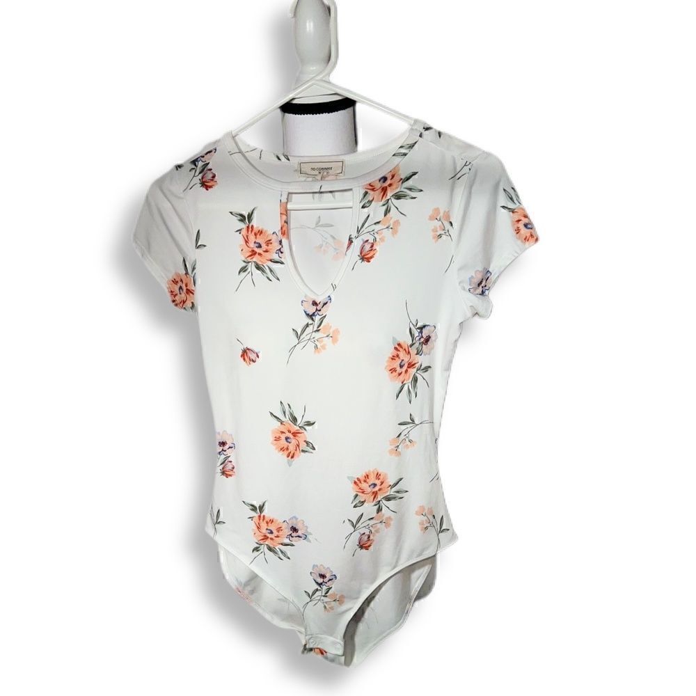 NWOT Keyhole Floral Bodysuit
